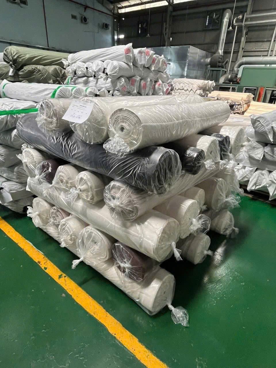 Cây vải bọc bao xám trên pallet