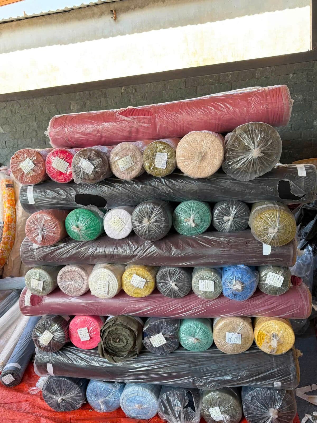Cây vải nhiều màu xếp tầng ngay ngắn