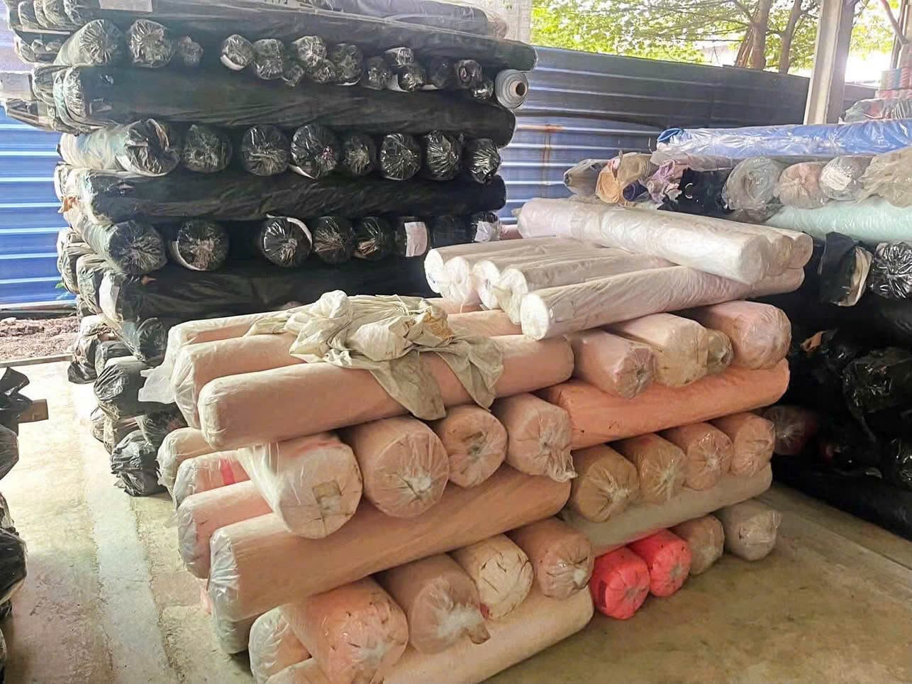 Vải cây màu cam hồng xếp chồng