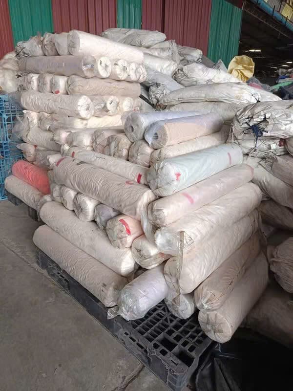 Vải cây màu kem trên pallet