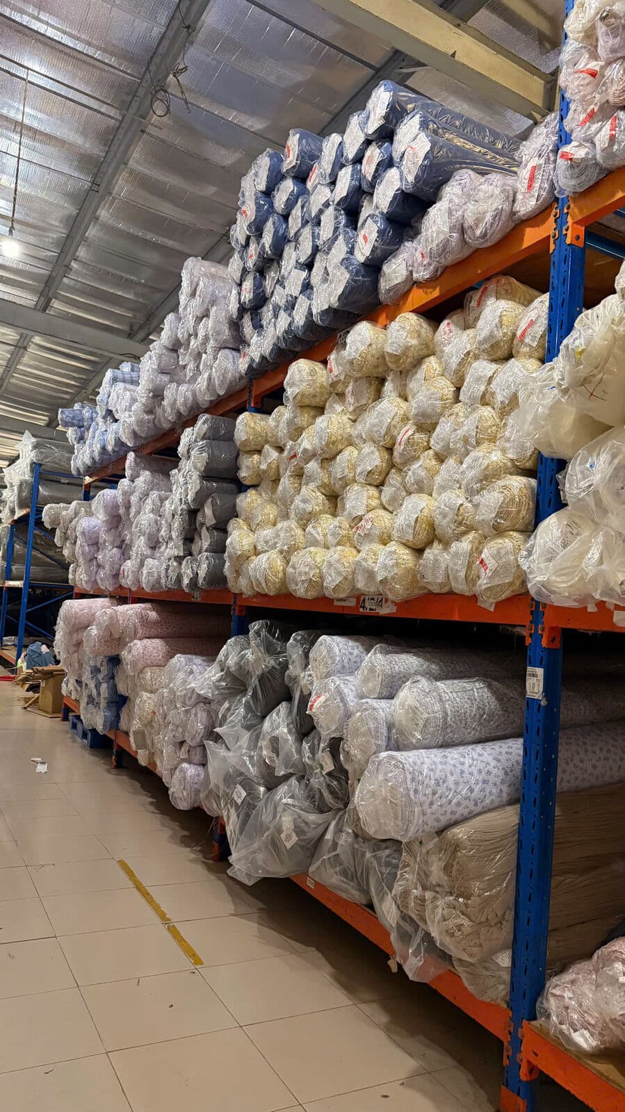 Kệ kho chứa vải cây tồn kho