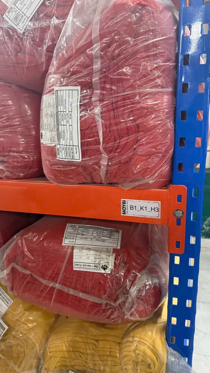 Kệ vải màu đỏ đô trong kho