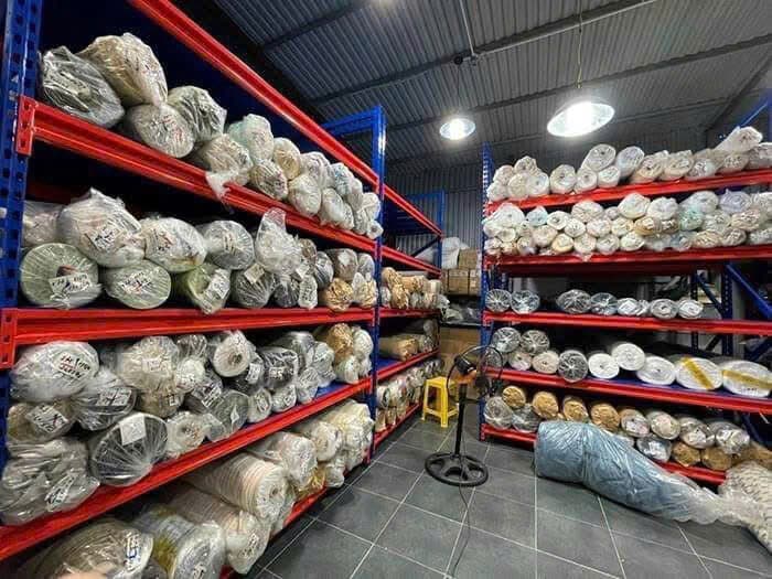 Kệ kho vải được chiếu sáng gọn gàng