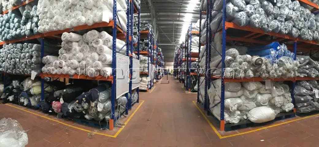 Lối đi giữa các kệ vải trong kho