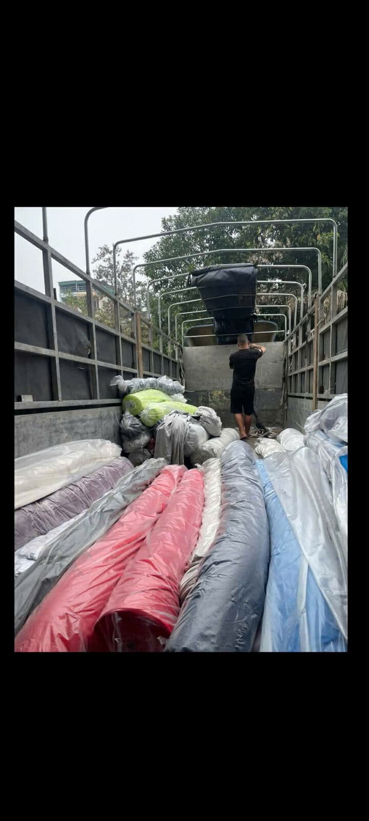 Xe tải bốc vải tồn kho