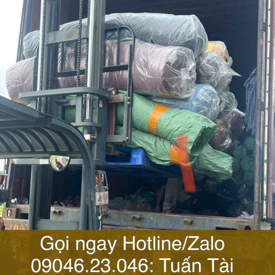 Xe nâng bốc vải tồn kho lên container