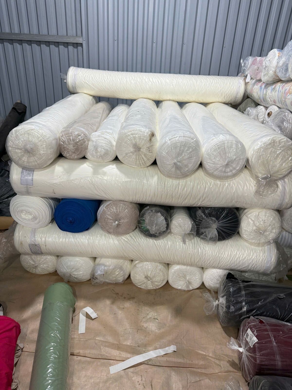 Cây vải trắng mộc xếp chồng, có cây bị lỗi hoàn tất chờ thu mua