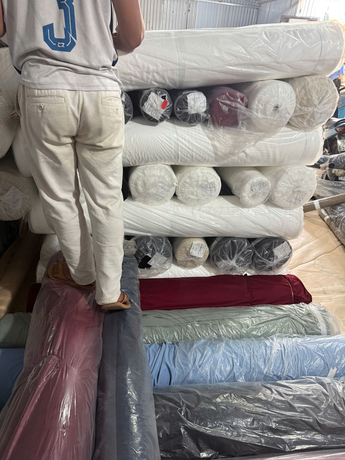 Nhân viên kiểm hàng vải cây tồn kho trực tiếp tại xưởng may