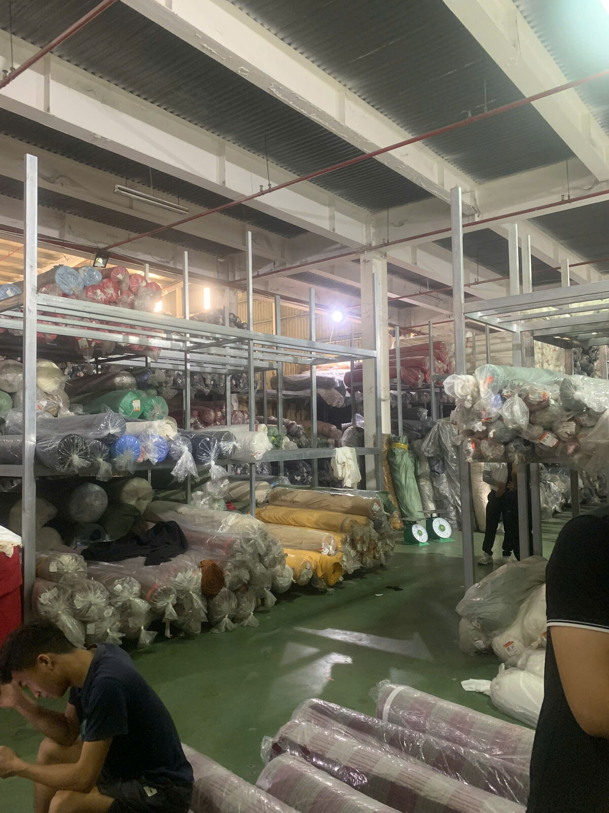 Kho xưởng may có nhiều vải tồn cần thanh lý trước khi trả mặt bằng