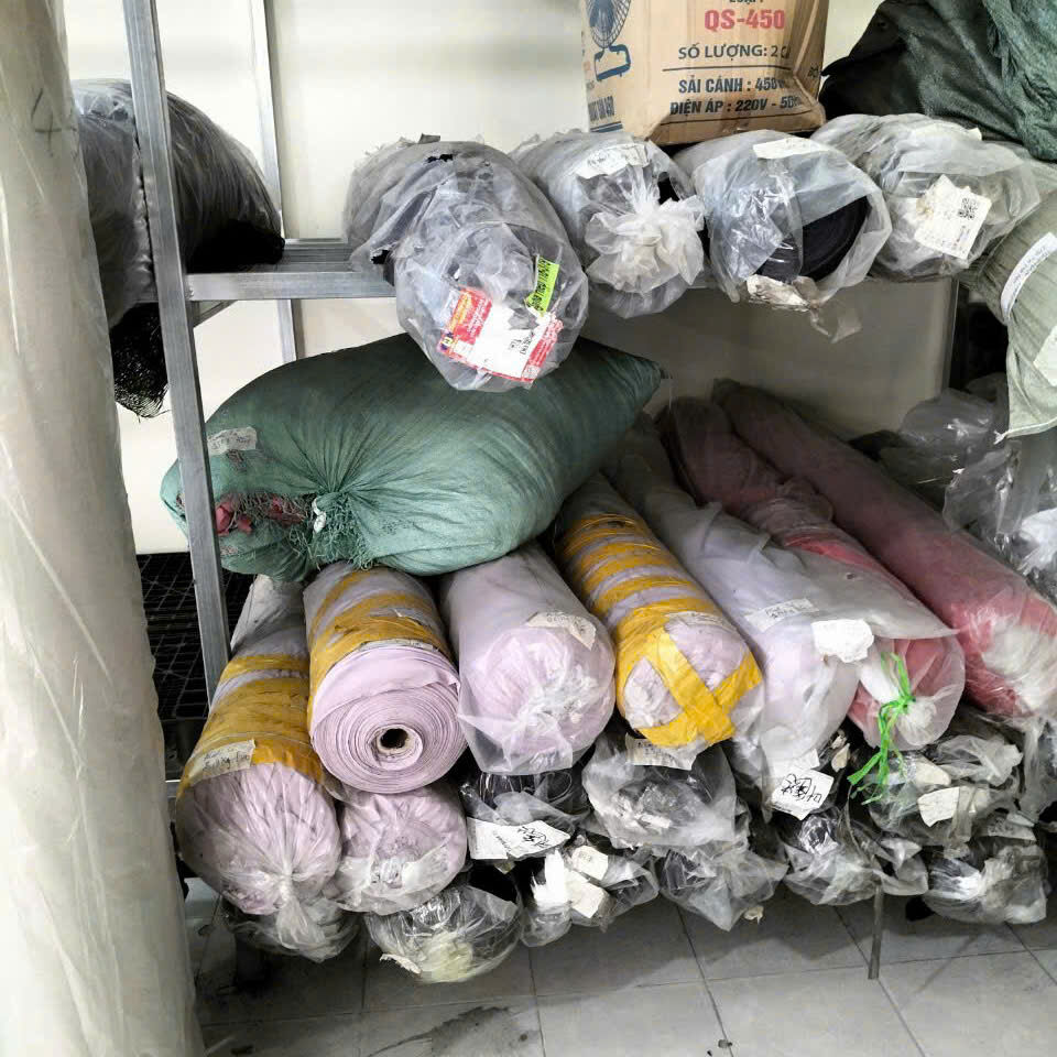 Các bao vải khúc xếp trên kệ sau khi phân loại