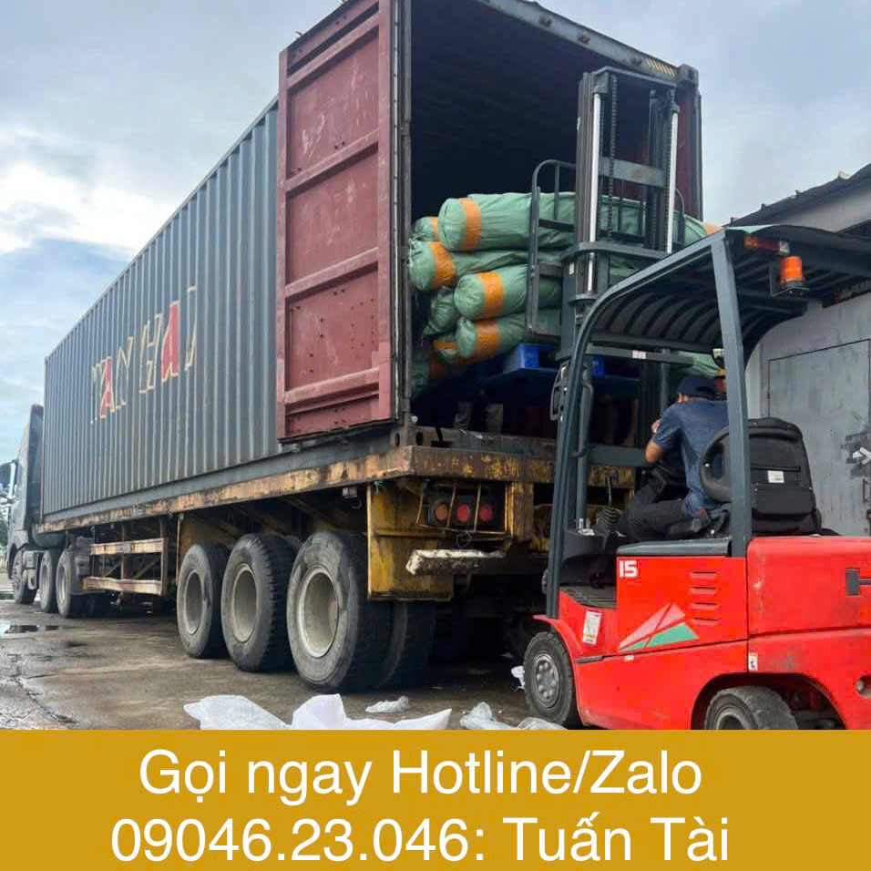 Container chở vải dư thừa đã thu mua từ nhà máy may